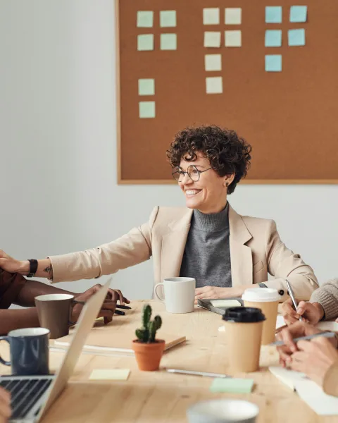 grupo-de-personas-en-reunion-reflejando-habilidades-interpersonales-en-el-trabajo
