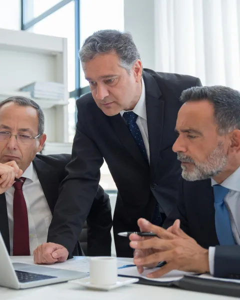 grupo-de-abogados-en-una-reunion-discutiendo-el-uso-de-ia-en-el-sector-legal
