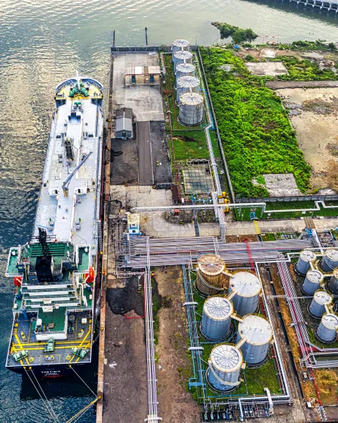 vista-aerea-de-instalaciones-petroleras-junto-a-un-buque-comercial-como-representacion-del-impacto-ambiental-del-petroleo