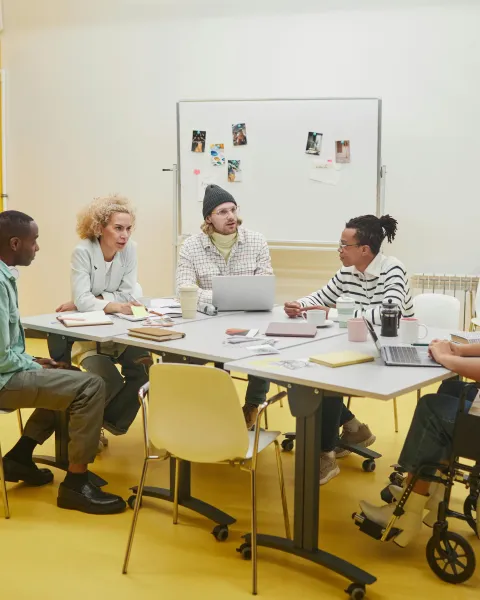 grupo-diverso-de-personas-en-una-reunion-sobre-inclusion-laboral