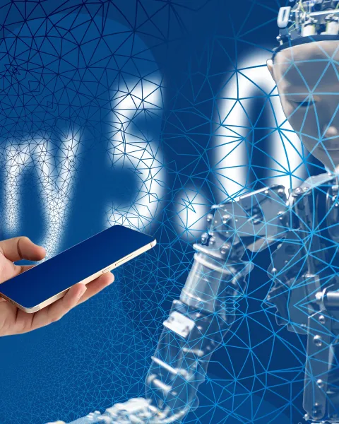 Mano humana sosteniendo un teléfono móvil inteligente frente a un fondo azul con un robot cibernético y redes de datos digitales superpuestas, representando la ingeniería de inteligencia artificial.