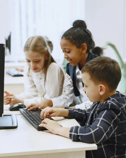 grupo-de-ninos-en-un-aula-informatica-aprendiendo-con-tecnologia-de-inteligencia-artificial-en-la-educacion