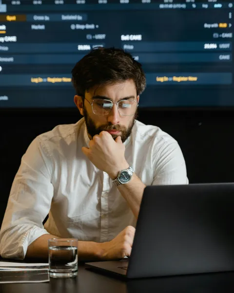 hombre-joven-trabajando-en-inteligencia-de-negocios-con-datos-en-pantalla