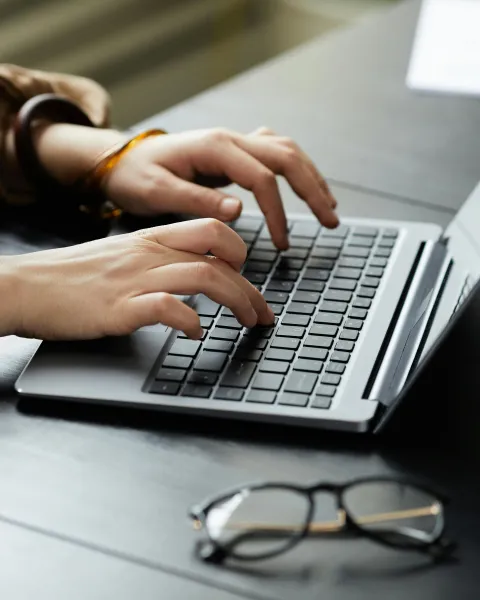 persona-escribiendo-en-un-portatil-simbolizando-la-ley-de-emprendimiento-ley-28-2022