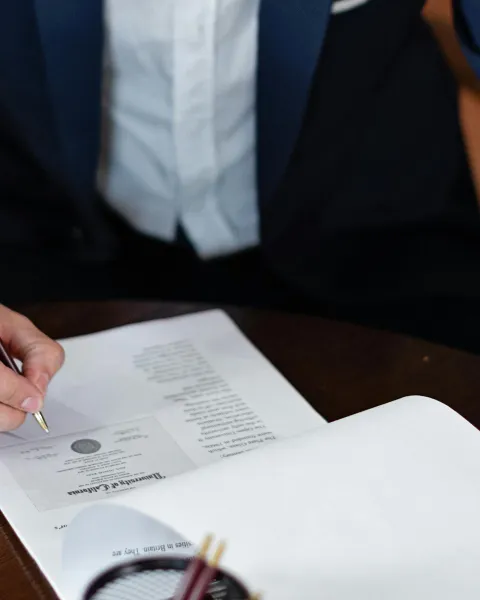 hombre-firmando-documento-relacionado-con-la-ley-de-patentes