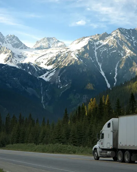 camion-de-carga-transitando-por-carretera-en-medio-de-montanas-como-representacion-de-la-logistica-y-transporte