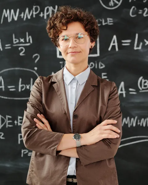 profesora-en-una-clase-con-pizarra-de-matematicas-del-master-en-profesorado-de-secundaria-antiguo-cap