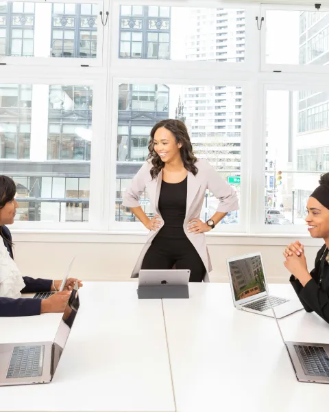 reunion-de-trabajo-con-personas-discutiendo-sobre-mediacion-comunitaria