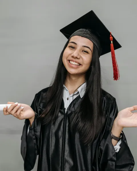 joven-sonriendo-con-birrete-y-diploma-representando-las-mejores-carreras-para-estudiar-en-colombia