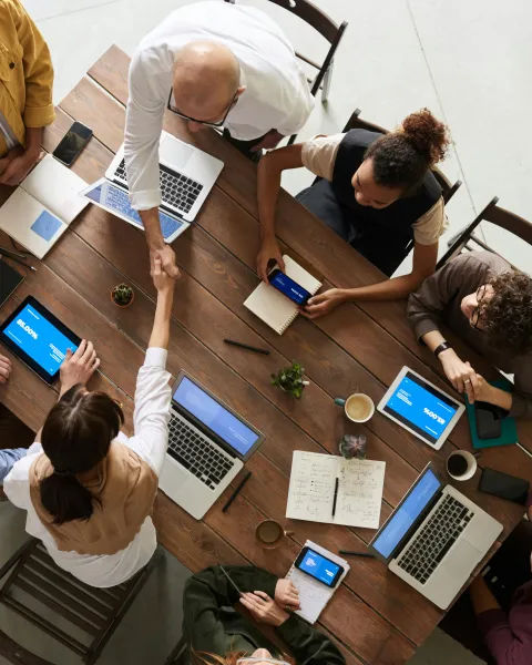 vista-aerea-de-un-equipo-de-trabajo-en-reunion-colaborativa-como-representacion-del-mercado-laboral-en-colombia