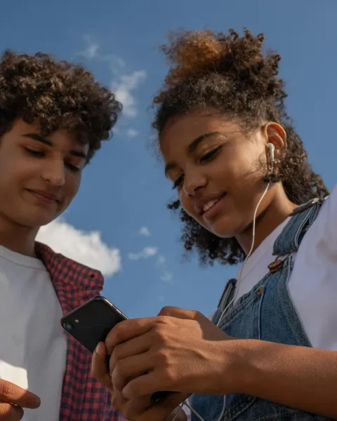 estudiante-aprendiendo-con-dispositivos-moviles-mediante-mobile-learning
