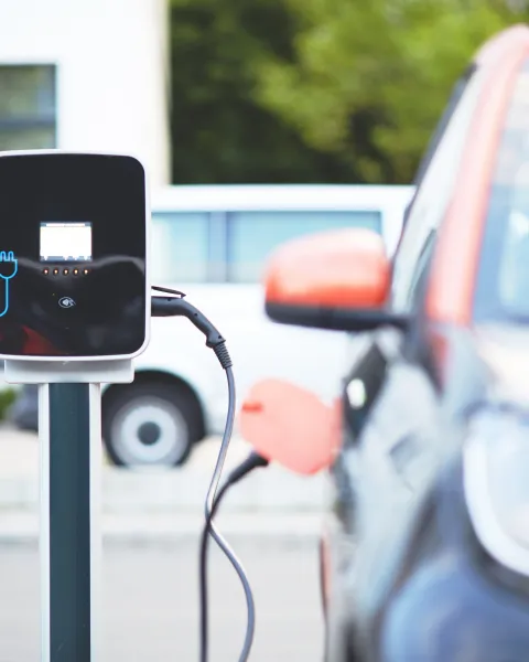 coche-electrico-conectado-a-un-punto-de-carga-como-ejemplo-de-movilidad-sostenible