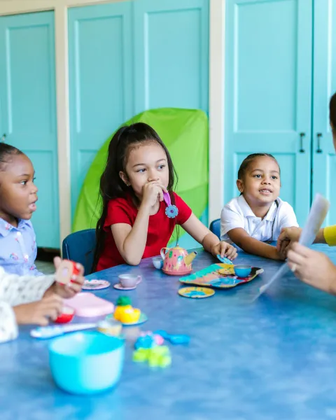 grupo-de-ninos-en-aula-participando-en-actividad-sobre-necesidad-especifica-de-apoyo-educativo