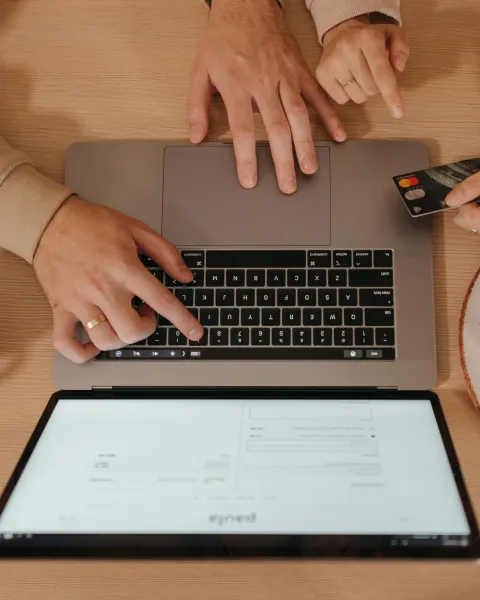 personas-realizando-una-transaccion-online-con-tarjeta-de-credito-en-un-ordenador-portatil-ejemplo-de-negocios-digitales-en-ecuador