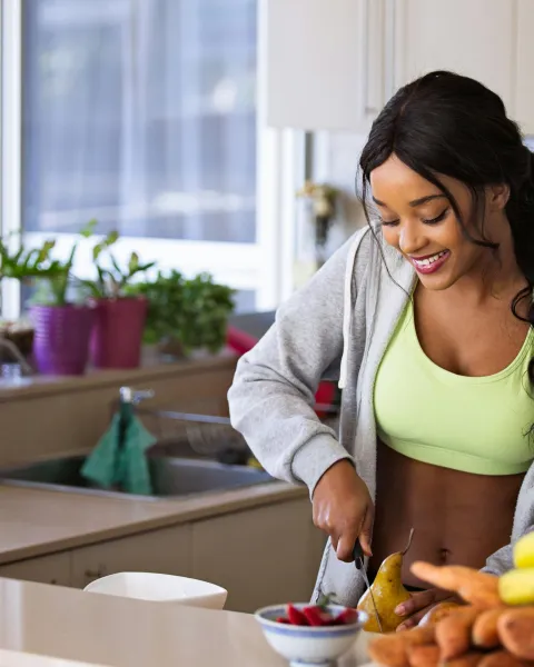 mujer-preparando-frutas-como-parte-de-su-plan-de-nutricion-deportiva
