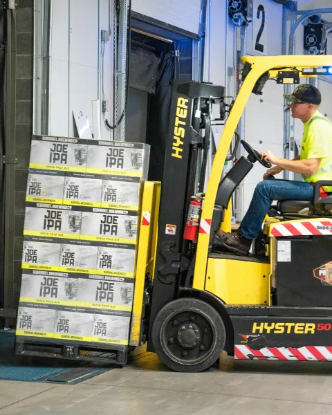 trabajador-manejando-montacargas-como-ejemplo-de-operador-logistico-en-centro-de-distribucion