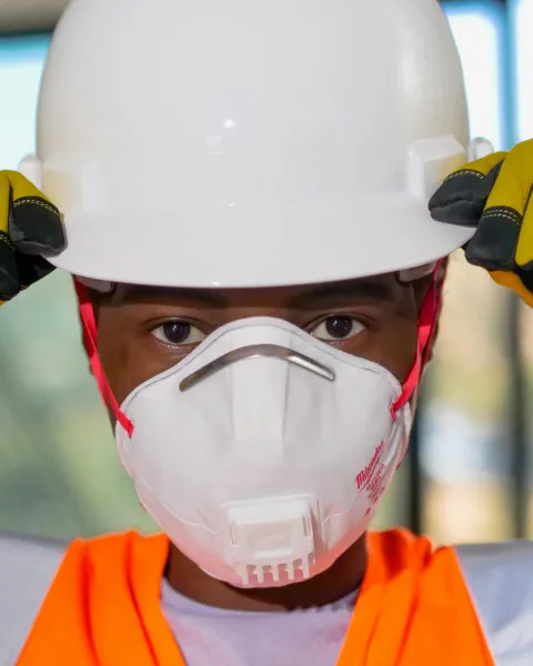 trabajador-con-casco-y-mascarilla-como-parte-del-principio-de-la-accion-preventiva