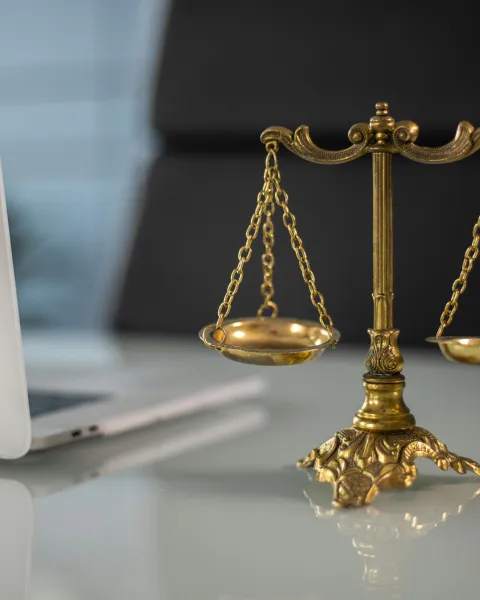 ilustracion-de-la-balanza-de-la-justicia-representando-el-principio-de-contradiccion