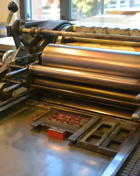 maquina-de-imprenta-que-se-puede-usar-para-producir-libros-segun-el-metodo-print-on-demand