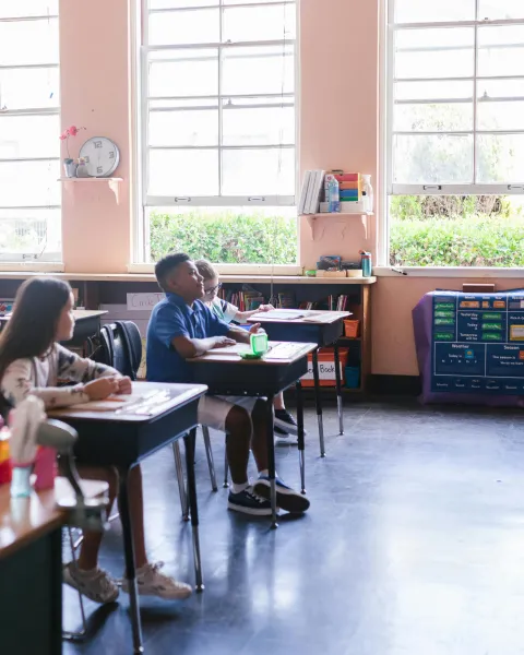 aula-con-alumnos-atentos-mientras-una-profesora-de-espanol-imparte-clase