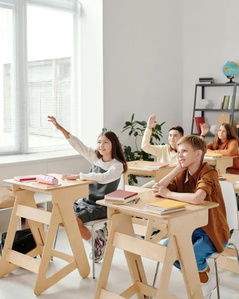 docente-frente-a-un-grupo-de-estudiantes-en-clase-donde-hablan-sobre-la-psicoeducacion