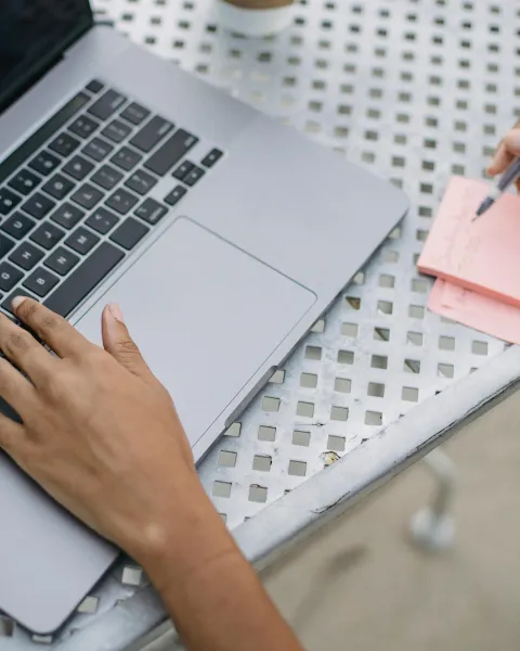 persona-escribiendo-en-notas-adhesivas-mientras-trabaja-en-un-portatil-sobre-reciclaje-profesional