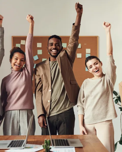 grupo-de-personas-celebrando-el-exito-en-un-entorno-de-responsabilidad-social-empresarial