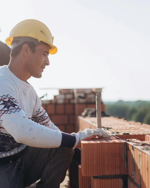 trabajador-de-la-construccion-con-casco-mostrando-la-importancia-de-la-salud-laboral-en-el-entorno-laboral