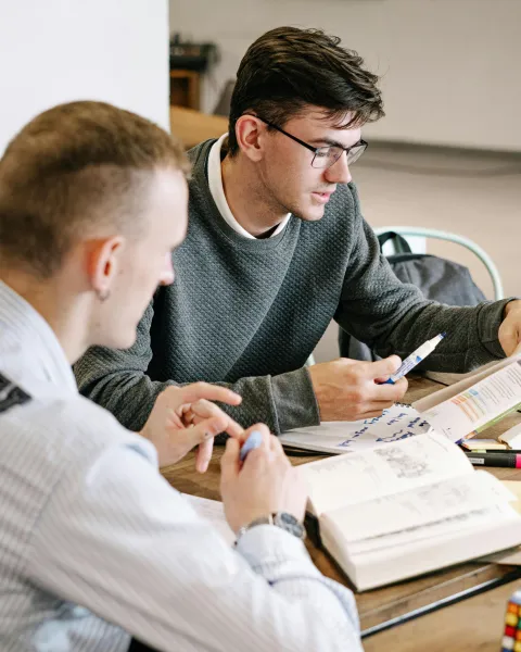 cuerpo-de-un-estudiante-apoyado-por-un-orientador-escolar-en-su-proceso-academico