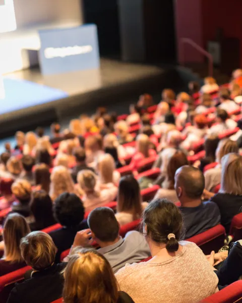 Imagen Portada Masterclass Online: Comunicar y conducir eventos: claves desde la experiencia televisiva
