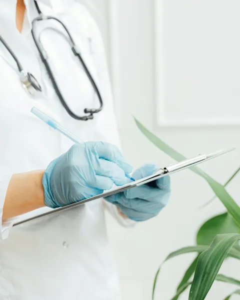 doctora-escribiendo-en-un-portapapeles-como-parte-del-sistema-de-gestion-hospitalaria