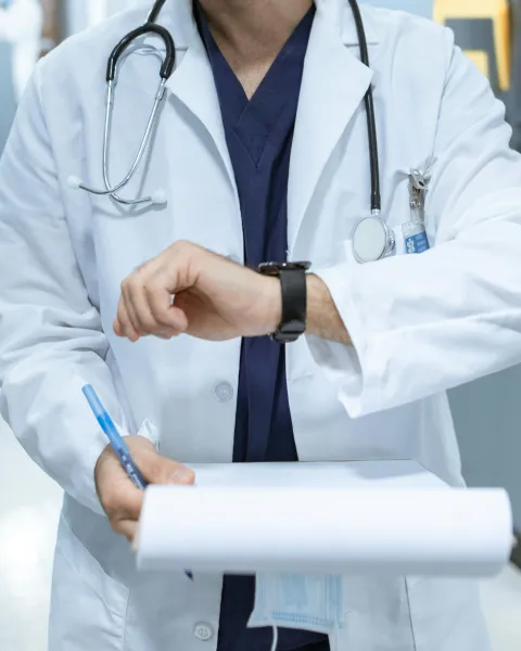 doctor-con-bata-blanca-y-estetoscopio-sosteniendo-una-libreta-en-un-hospital-en-el-sistema-de-salud-en-colombia