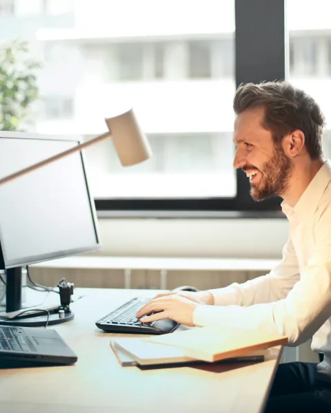 hombre-enfrente-de-un-ordenador-trabajando-como-talent-manager