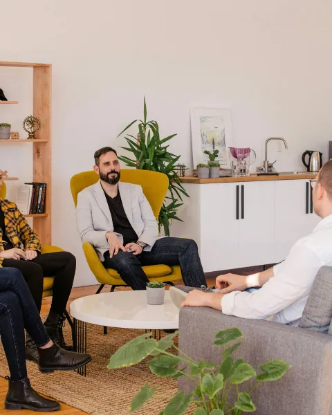 personas-participando-en-una-dinamica-de-team-building-para-mejorar-la-cohesion