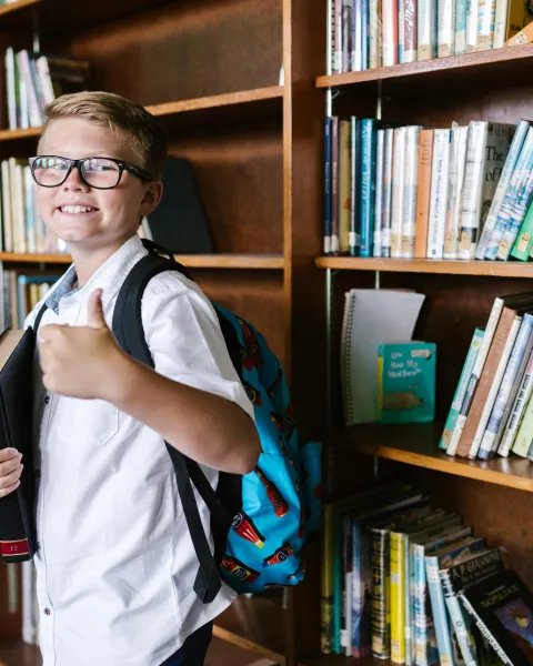 niño-en-biblioteca-representando-las-tendencias-educativas-en-colombia