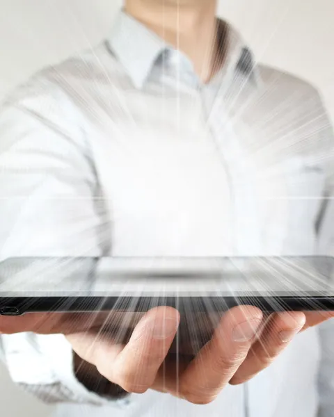 persona-sosteniendo-una-tableta-digital-como-representacion-de-las-tic-en-la-educacion-infantil