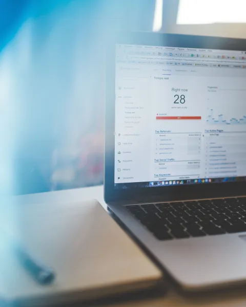 ordenador-portatil-mostrando-analiticas-de-marketing-digital-relacionadas-con-tipos-de-estrategia-de-marketing