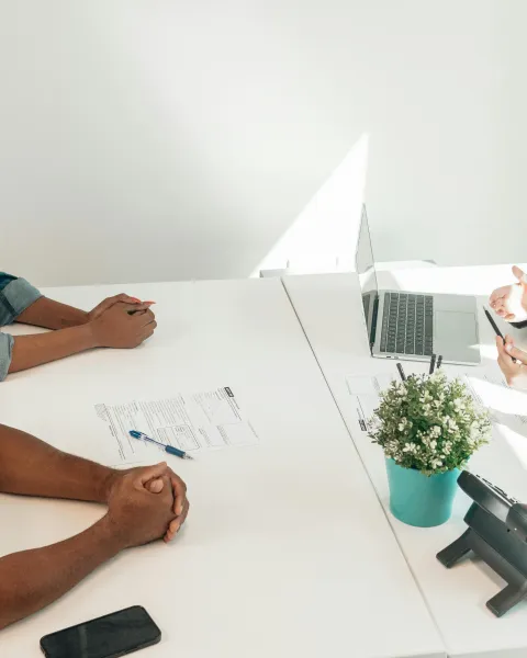 personas-jovenes-en-una-entrevista-para-trabajar-en-un-banco-en-colombia