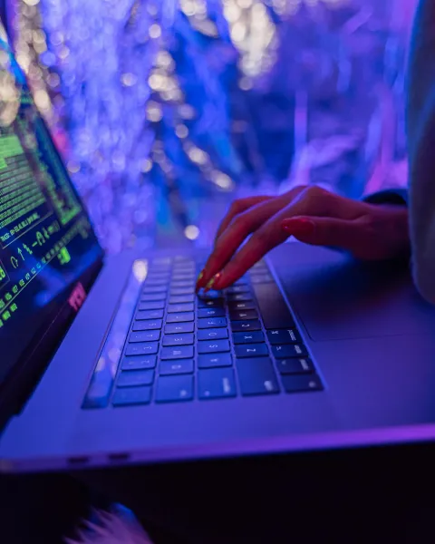 persona-tecleando-en-una-laptop-con-pantalla-de-codigo-verde-que-representa-la-transformacion-digital