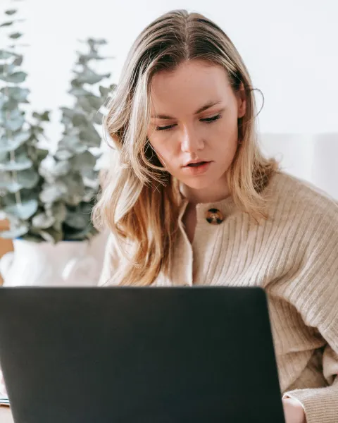 una-mujer-estudia-desde-un-ordenador-portatil-aprendiendo-sobre-upskilling-y-reskilling-en-su-hogar