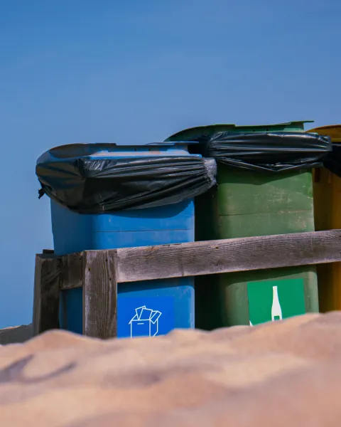 contenedores-de-reciclaje-en-una-playa-como-ejemplo-de-valorizacion-de-residuos