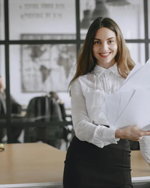 mujer-sonriente-en-una-oficina-con-documentos-que-representa-la-vocacion-psicologo