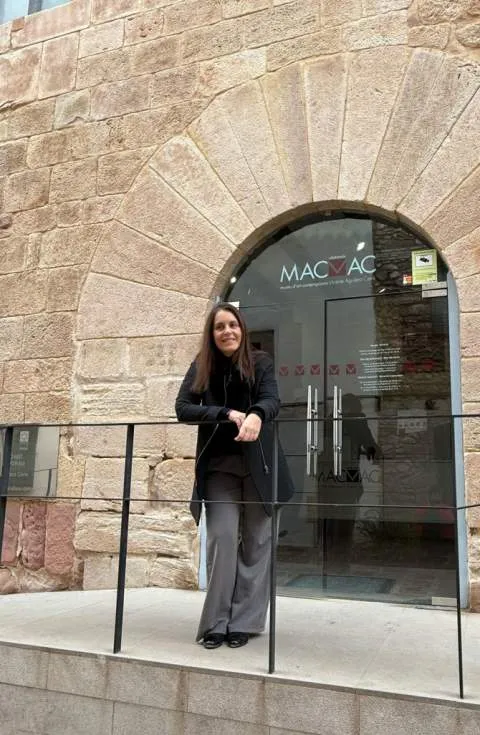 La Dra. Sofía Barrón Abad en la entrada del museo
