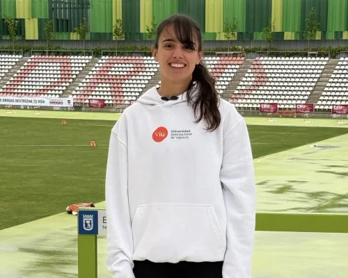 Lydia Cuesta estudiante VIU con la sudadera de la Universidad en el Campeonato de España Universitario de Atletismo al Aire Libre 2025