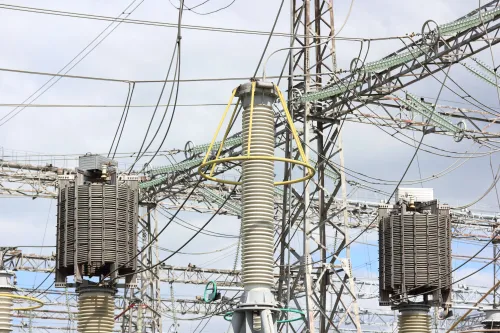 Detalle de las torres de una central eléctrica