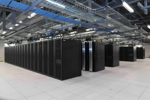 Servidores de un centro de datos en fila