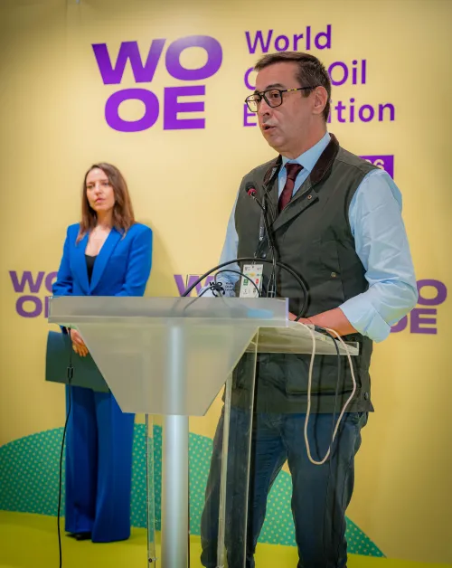Juan Revenga director experto y docente de VIU, durante su discurso de aceptación del el premio WOOE a su trayectoria