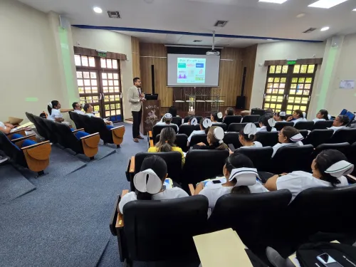 Dr. Joshua Culcay impartiendo clases en el aula
