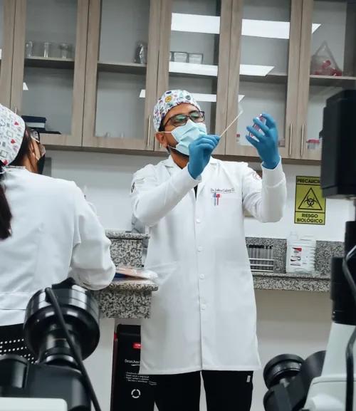 Dr. Joshua Culcay dando clases en el laboratorio
