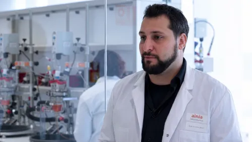 El Dr. Juan Antonio Fuentes en el laboratorio
